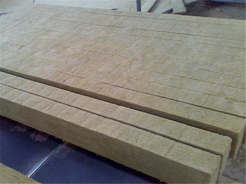 Anti-deformation rock wool strips for thin render insulation systems