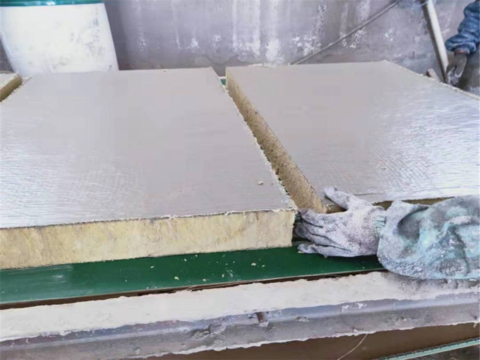 Vertical fibre basalt rock wool panel with prefabricated crack-resistant render facing