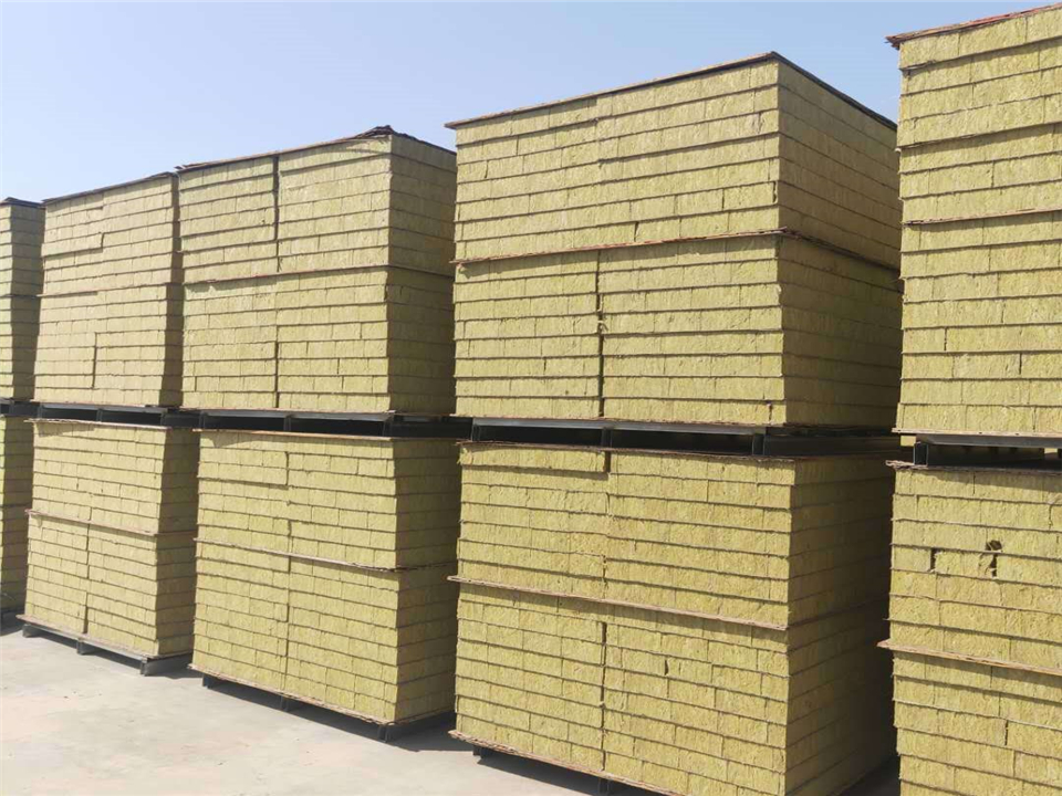 High pull-out strength precast render rock wool board for building external wall