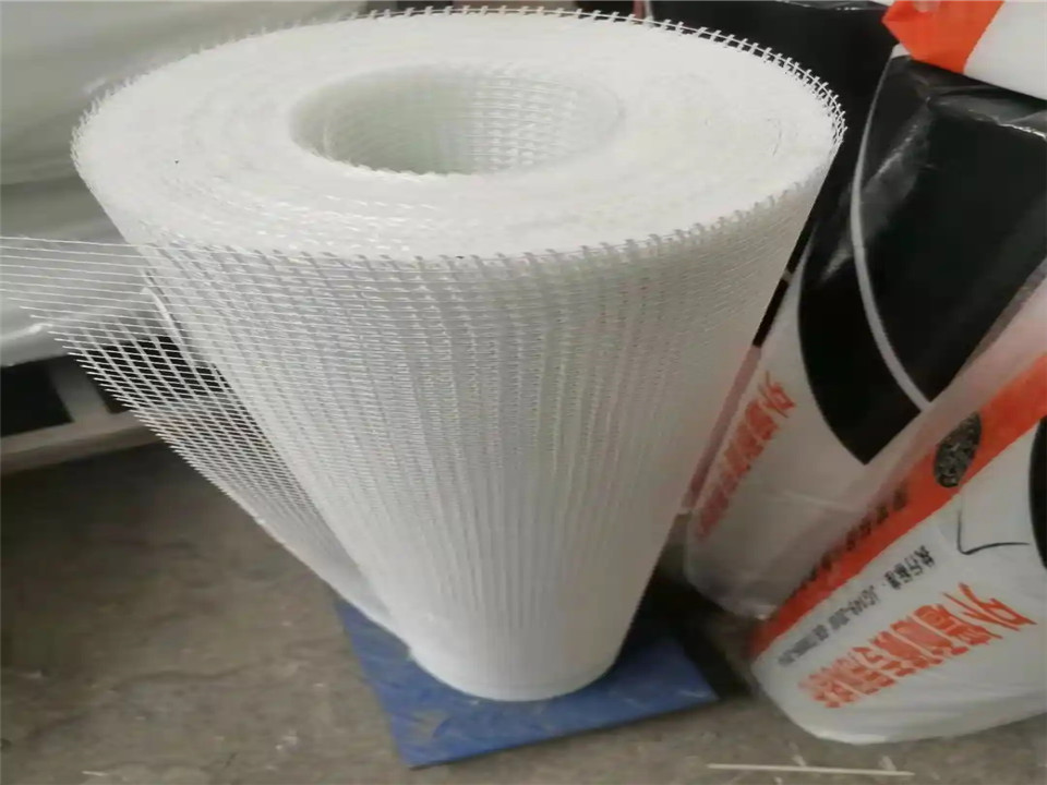 High tensile strength alkali-resistant fibreglass mesh for render protection