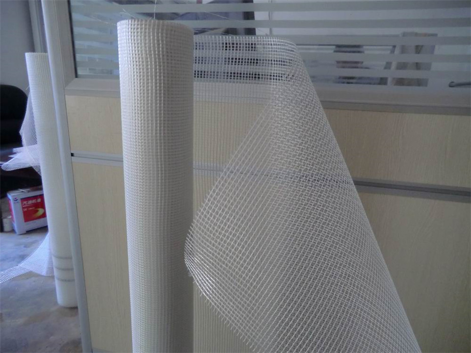 Dual-grade fibreglass mesh for external and internal wall render reinforcement