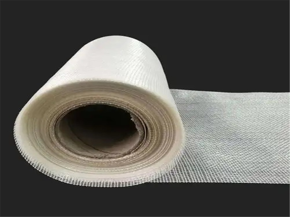 Fray-resistant fibreglass mesh with thermally cured polymer coating